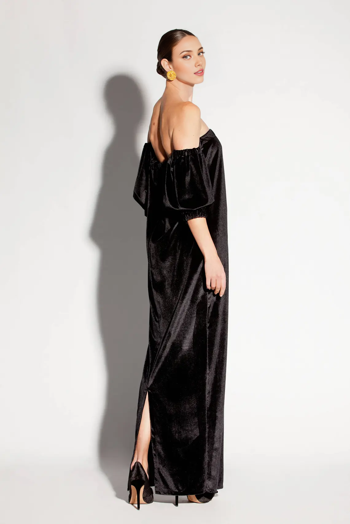 Vestido de terciopelo negro, vestido formal, vestido con hombros descubiertos, vestido largo, vestido elegante, vestido holgado, vestido de talla grande, vestido de noche, vestido de fiesta.